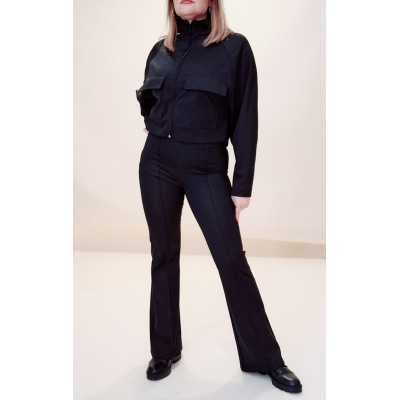 ELEGANCE ET SIGNIATURE AVEC UN TRANSFERT DE LOGO SUR LE COTÉ DU PANTALON ET SUR LE DOS DU HAUT