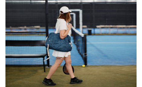 Comment choisir un sac de padel femme pratique, stylé et écologique?